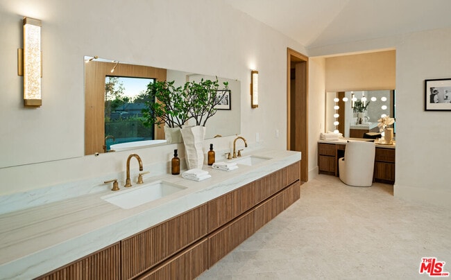 Building Photo - 565 Toyopa Dr