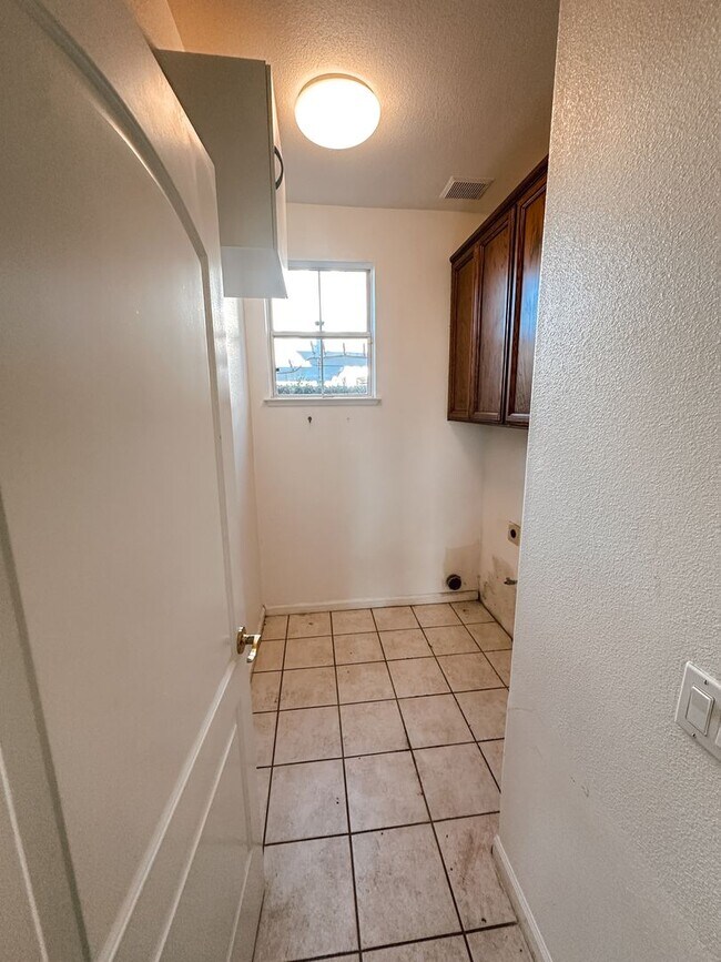 Building Photo - Pleasanton home available now!