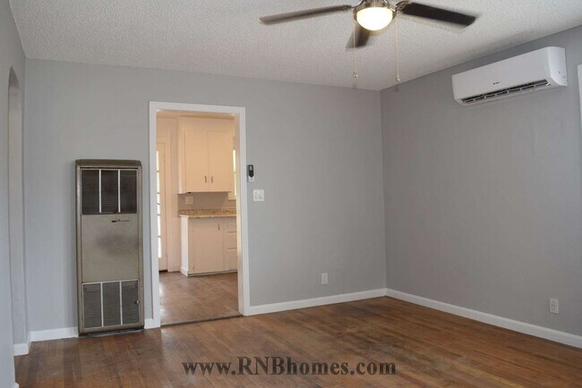 Building Photo - 440 Lampasas Ave