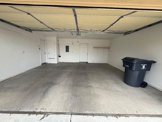 Building Photo - 2 Bedroom 2 Bath Contact Property Pros 928-634-7710