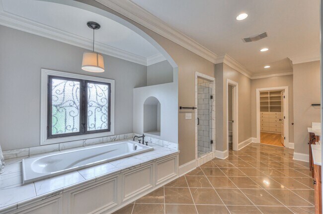 Building Photo - Stunning Executive Townhome in the Heart o...