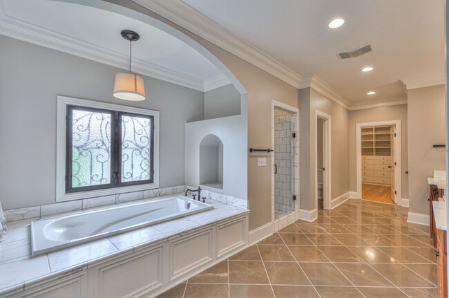 Building Photo - Stunning Executive Townhome in the Heart of Green Hills