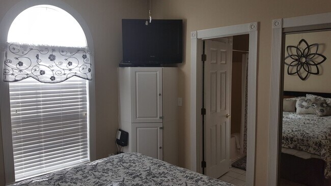 Building Photo - Beautifully furnished 1 bed condo in Myrtlewood community - If application is completed within 48...