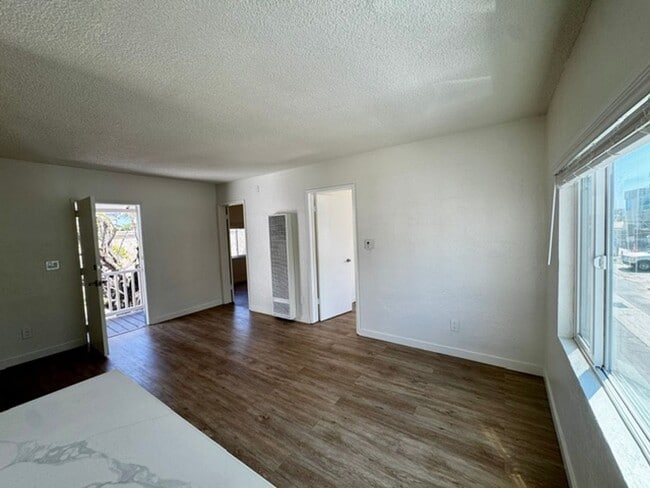Building Photo - 2 Bedroom Beach cottage in Ventura