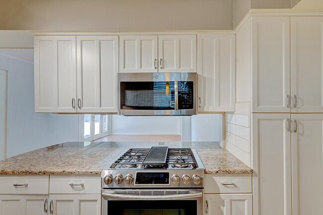 Building Photo - 806 Westwood Dr