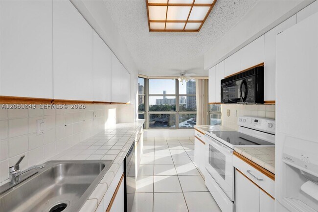 Building Photo - 3530 Mystic Pointe Dr