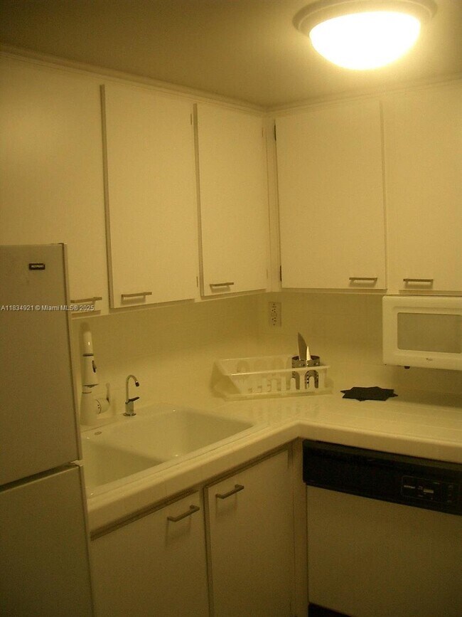 Building Photo - 2600 Collins Ave