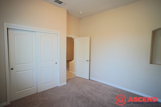Building Photo - Gorgeous Home in the Southwest!