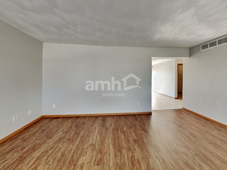 Building Photo - 3085 Warwickshire Dr