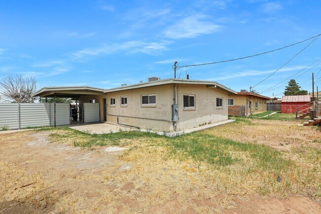 Building Photo - Super Cute 3 Bedroom 2 Bath Home!