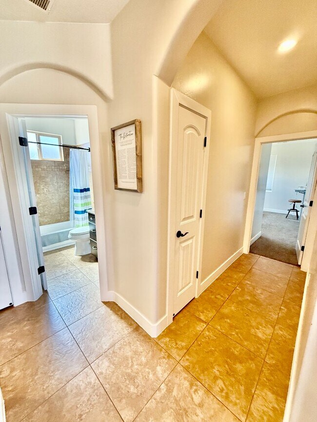 Building Photo - 521 N Creek Ridge Dr