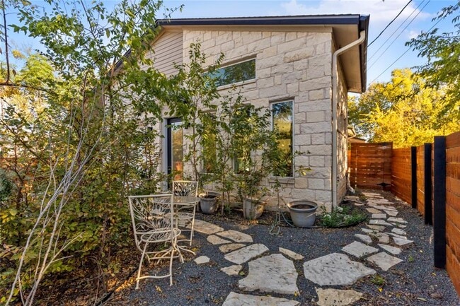 Building Photo - 2115 Uphill Ln