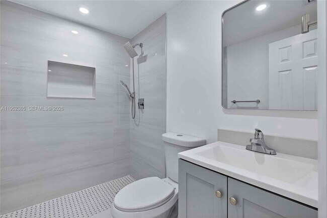 Building Photo - 524 NE 160th Terrace