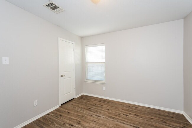 Building Photo - 2026 Allyson Dr.