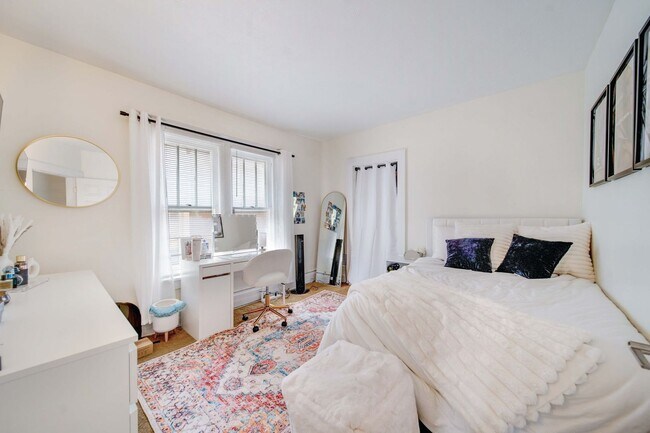 Building Photo - Ultimate 6-Bedroom House with Modern Kitchen, Baths & Private Parking!