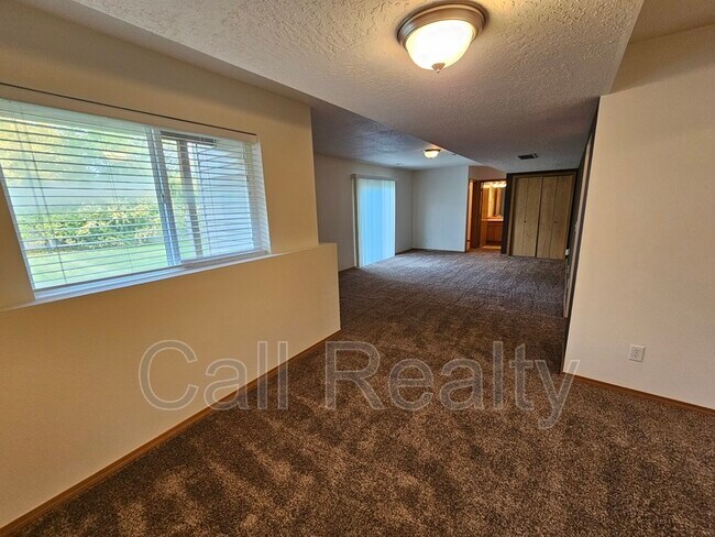 Building Photo - 828 Kelsea St