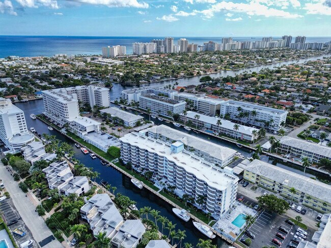 Building Photo - 3051 NE 48th St