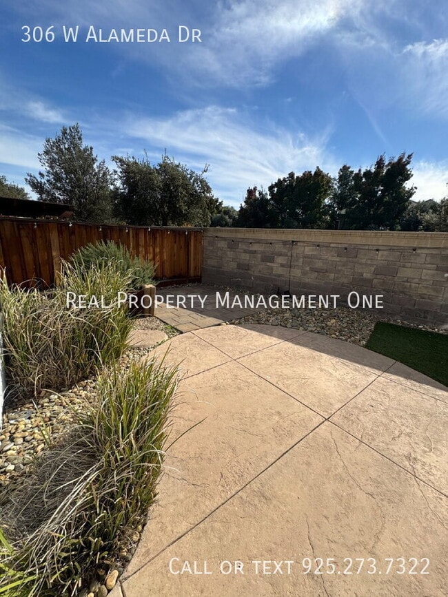 Building Photo - 306 W Alameda Dr