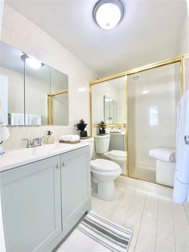 Building Photo - 905 Brickell Bay Dr