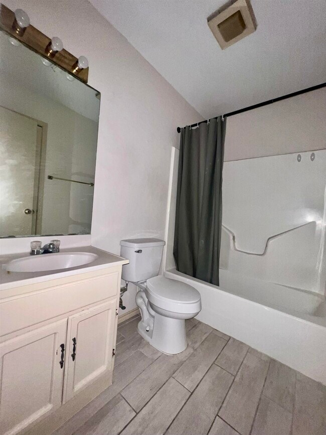 Building Photo - 216 E Cherry Ln