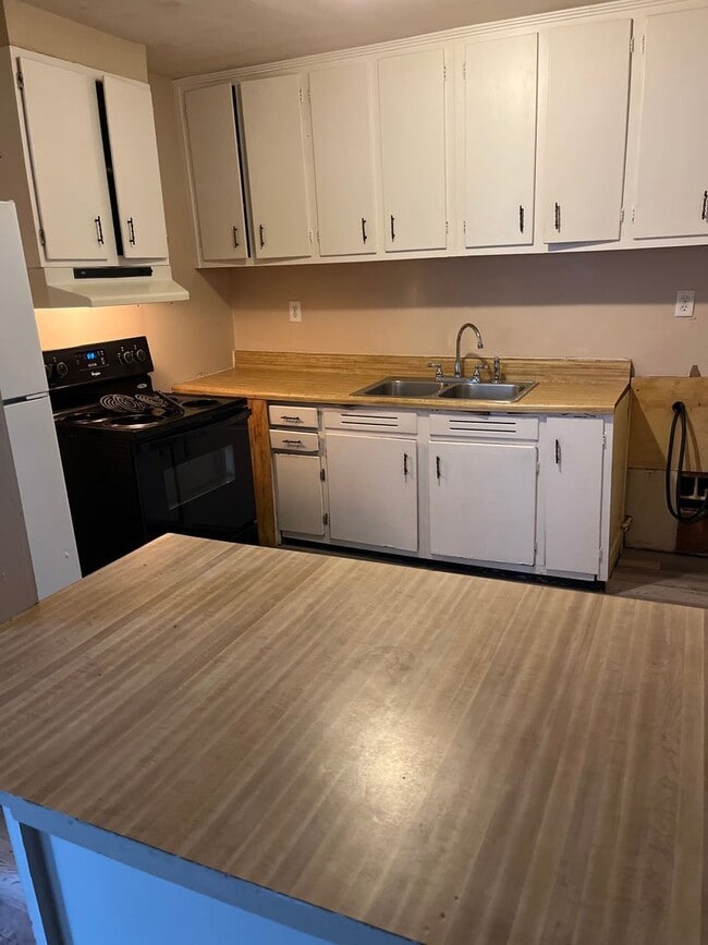 Building Photo - 2 Bed, 1 Bath Home