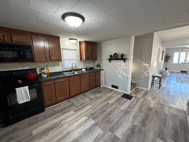 Building Photo - 2 bed, 2 bath home for rent in Waterloo, a...