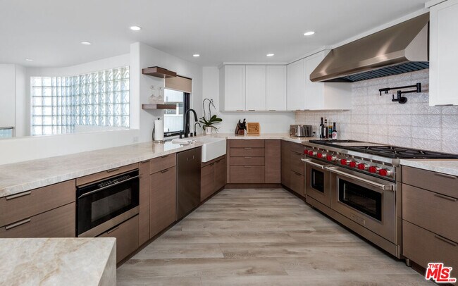 Building Photo - 3461 Ocean Dr