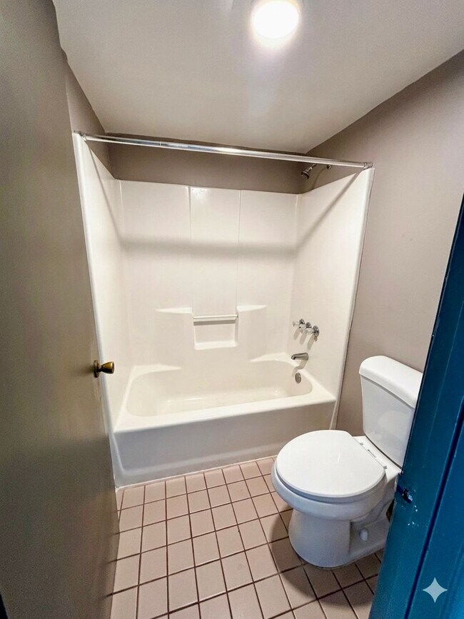 Building Photo - 5020-161 Irlo Bronson - OLAM STUDIO APARTMENTS