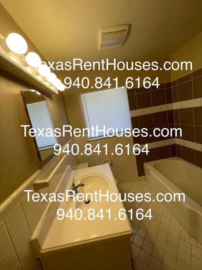 Building Photo - Amazing Neighborhood! Walking Distance to ...