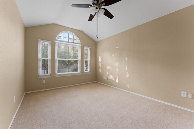 Building Photo - 2104 Lobelia Dr