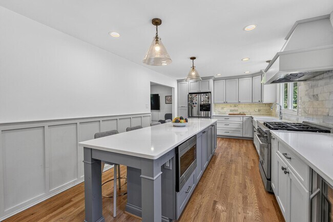 Building Photo - 723 Forest Ridge Dr