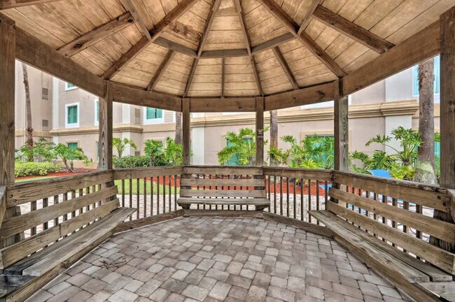 Building Photo - 8303 Palm Pkwy