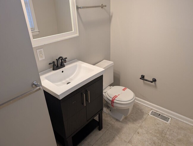 Building Photo - Cozy Ranch Style home located in the Matthews Park community.