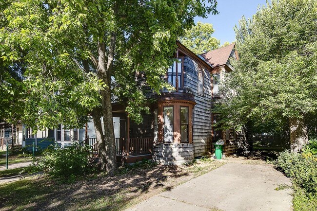 Primary Photo - Prime 5 Bedroom in Dinkytown close to the ...