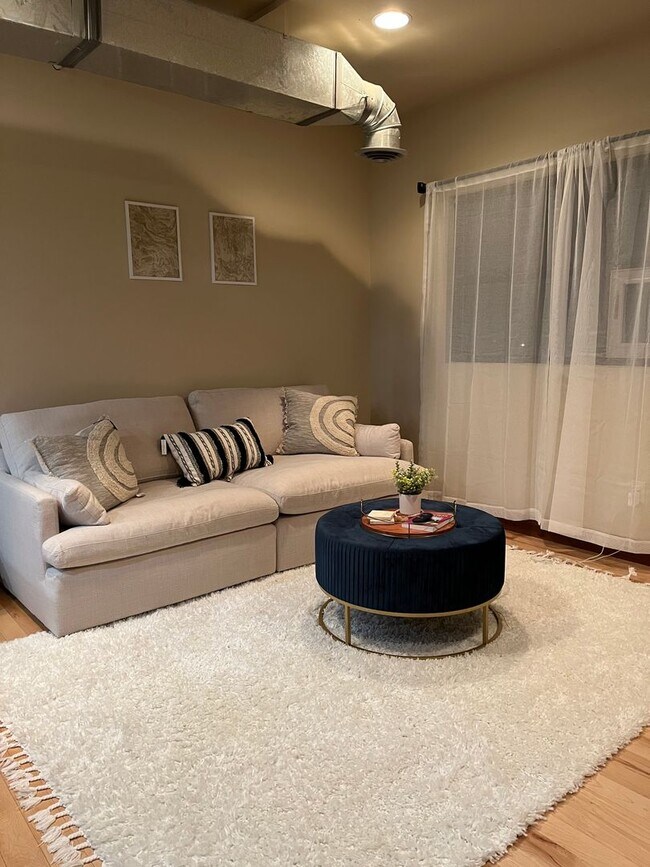 Building Photo - Elegant All Inclusive Fully Furnished Studio On Top Floor