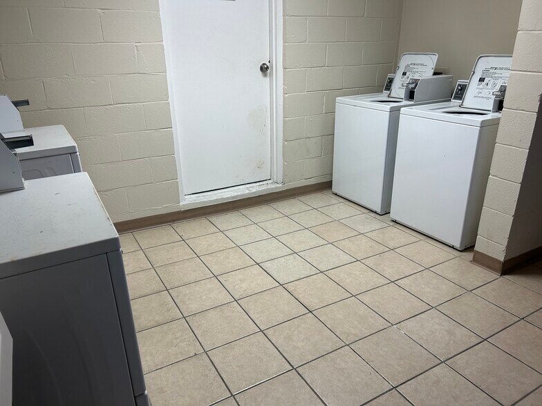 8th floor community laundry room - 8817 S Thomas Dr