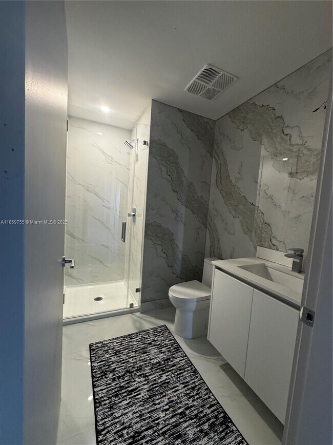 Building Photo - 700 NE 24th St