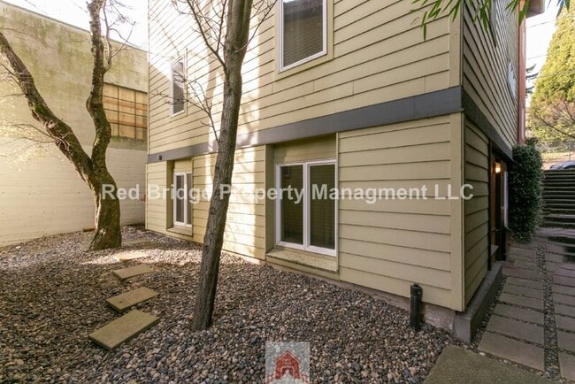 Building Photo - 2320 SE Morrison St