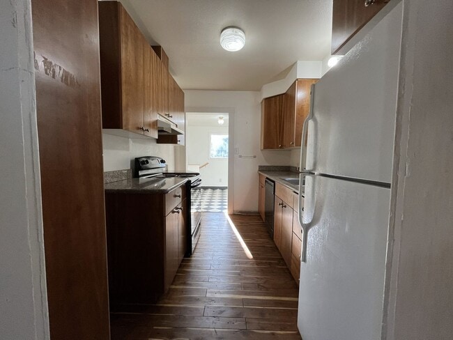 Building Photo - Character-Rich Two-Bedroom with Vintage Bath, Ample Storage & Expansive Outdoor Space