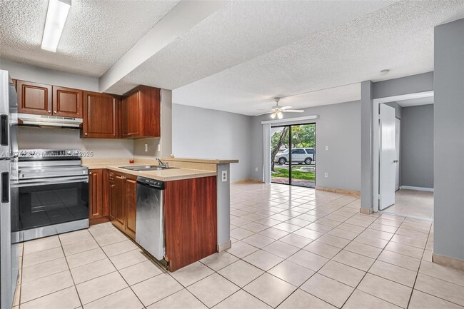 Building Photo - 351 Palm Way