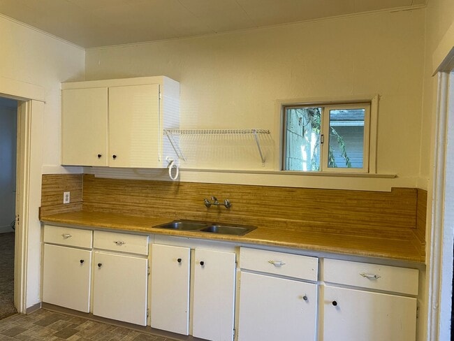 Building Photo - Nice 1 Bedroom 1 Bath Duplex