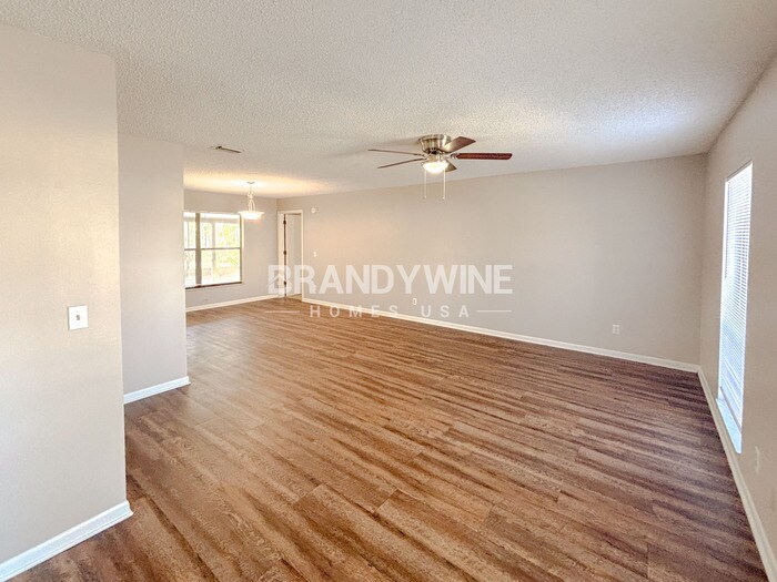 Building Photo - 734 Sandy Creek Dr