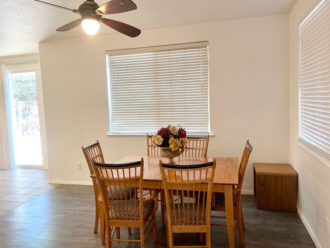 Building Photo - Spacious 4/2.5 off Fig Garden Loop