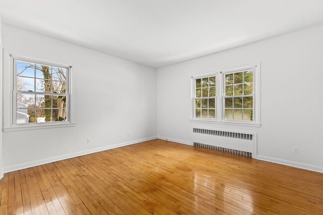 Building Photo - 115 Stonehedge Dr N