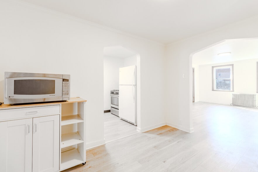 Building Photo - 825 5th Ave