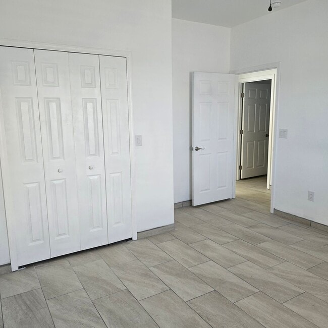 Building Photo - Fresh and Open Floor Plan!