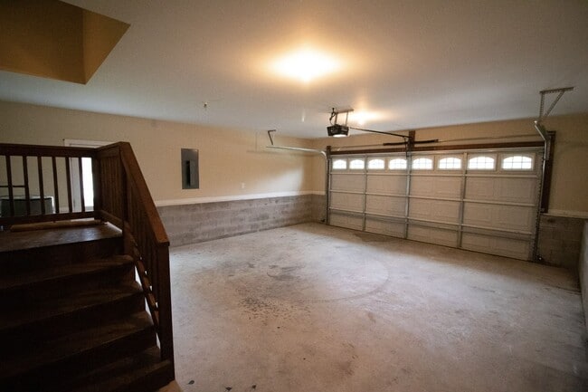 Building Photo - 1343 Ambleside Dr
