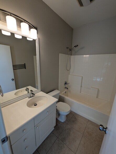 Building Photo - 211 Montana del Lago Dr