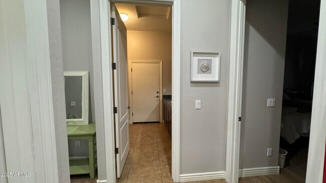 Building Photo - 2531 E Iris Dr