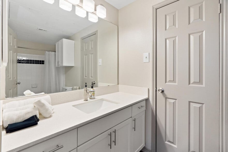 Building Photo - 12100 Metric Blvd